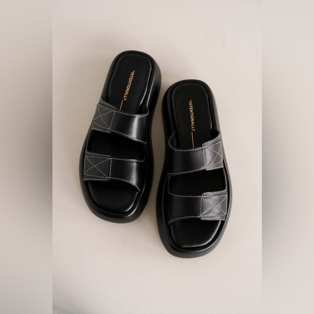 Intentionally Blank Women's Kiara Slide Sandal In Black